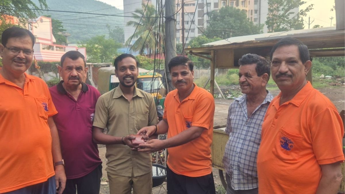 पर्स गुम होने के गम में दो दिन तक खाना नहीं खाया Tempo चालक संजय मल्लिक ने जय हो टीम ने पेश की ईमानदारी की मिसाल