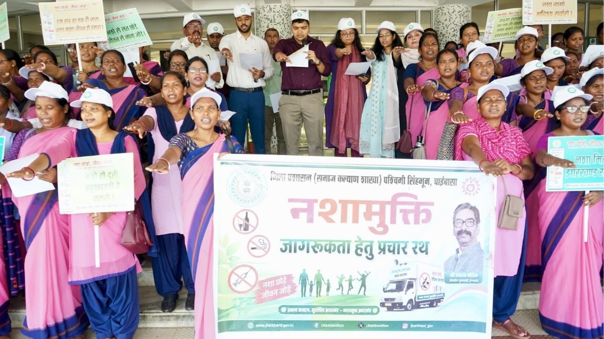 पश्चिमी Singhbhum में नशा मुक्त झारखंड अभियान का शुभारंभ स्कूटी रैली और जागरूकता रथों के माध्यम से दिया गया नशामुक्ति का संदेश
