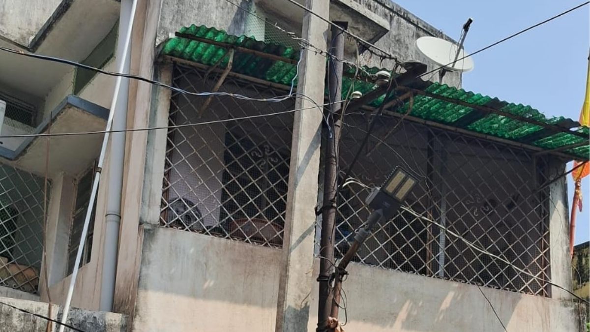 विधायक Saryu राय की पहल रंग लाई सोनारी गांधी रोड में बदला गया जर्जर बिजली का पोल