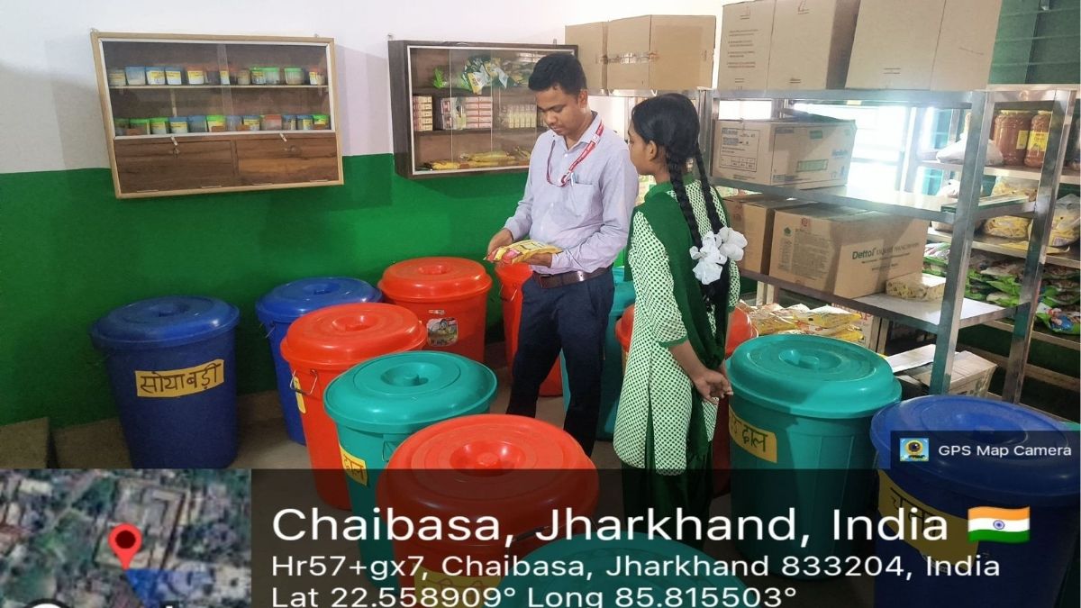 Food सुरक्षा पदाधिकारी ने स्कूलों में की खाद्य सामग्री की जांच दाल और चाऊमीन के नमूने किए संग्रहित