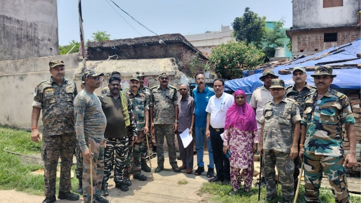 Podahat वर्षों बाद वापस मिला अपना मकान मैजिस्ट्रेट और पुलिस की मौजूदगी में मकान मालिक को दिलाया गया कब्जा