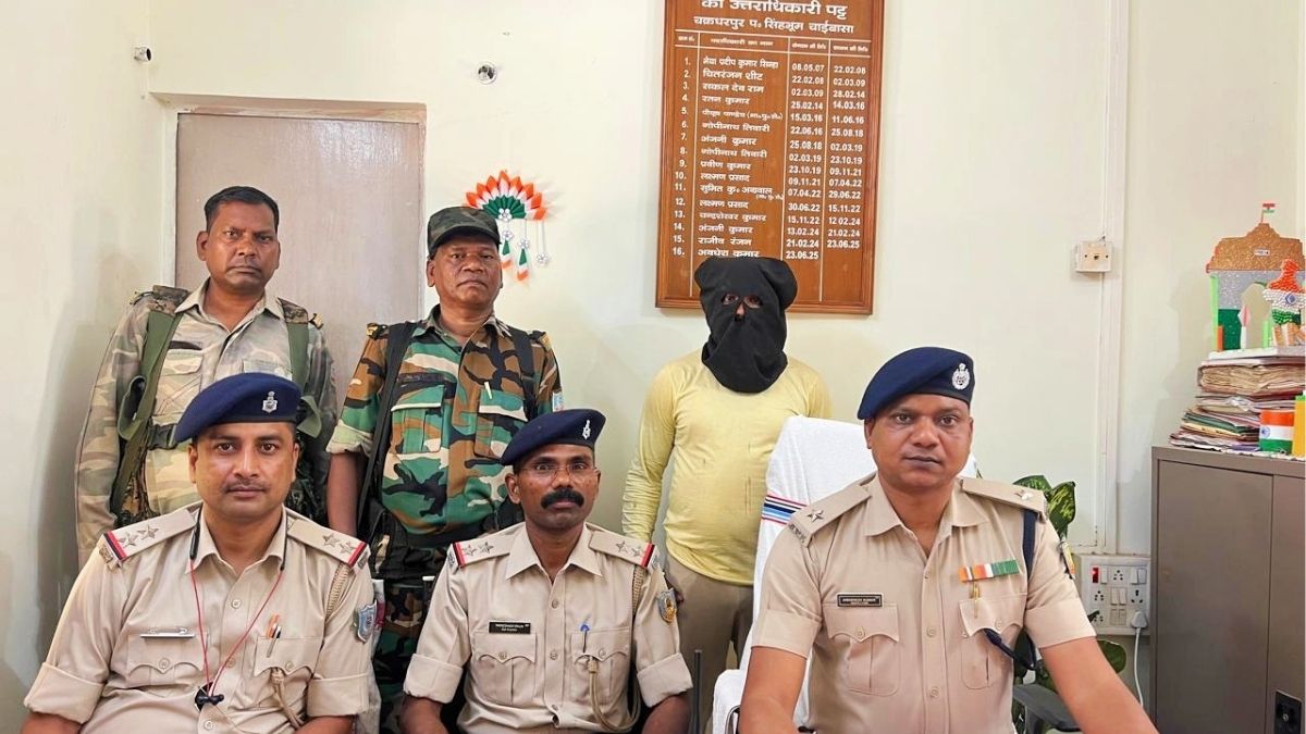 Chakradharpur ब्राउन शुगर खरीद-बिक्री के आरोप में युवक गिरफ्तार पुलिस ने बाइक और मोबाइल किया जब्त