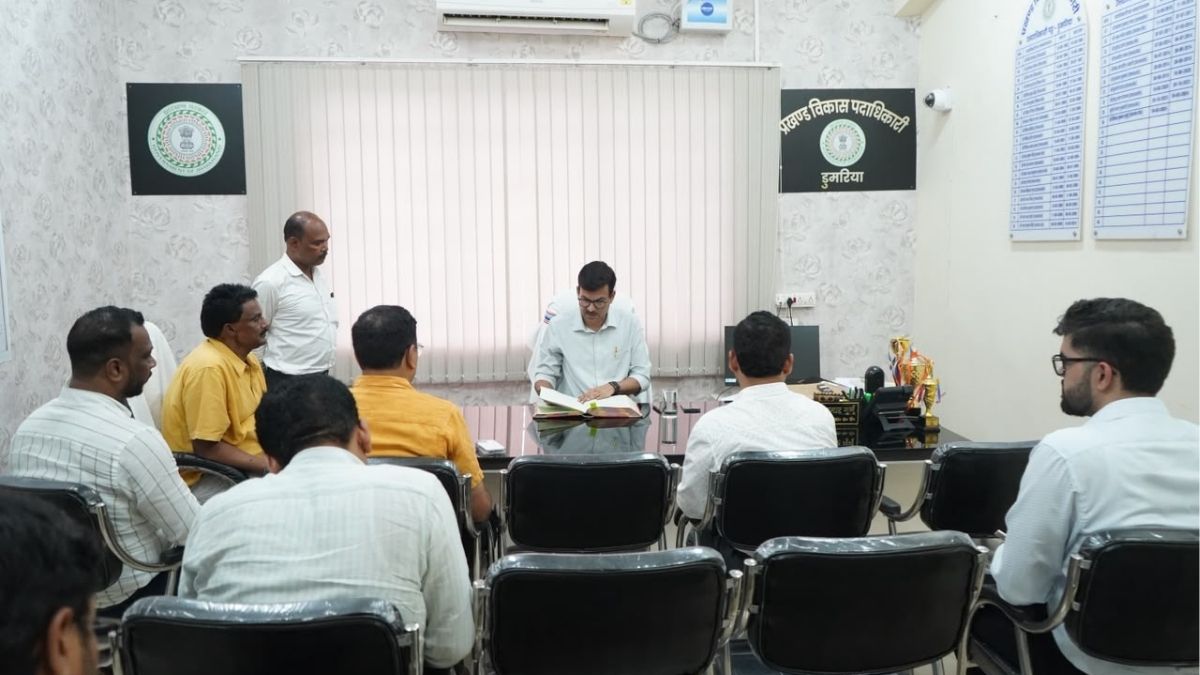 DM राजीव रंजन ने मुसाबनी और डुमरिया प्रखंड कार्यालयों का किया निरीक्षण योजनाओं की समीक्षा कर दिए आवश्यक दिशा-निर्देश