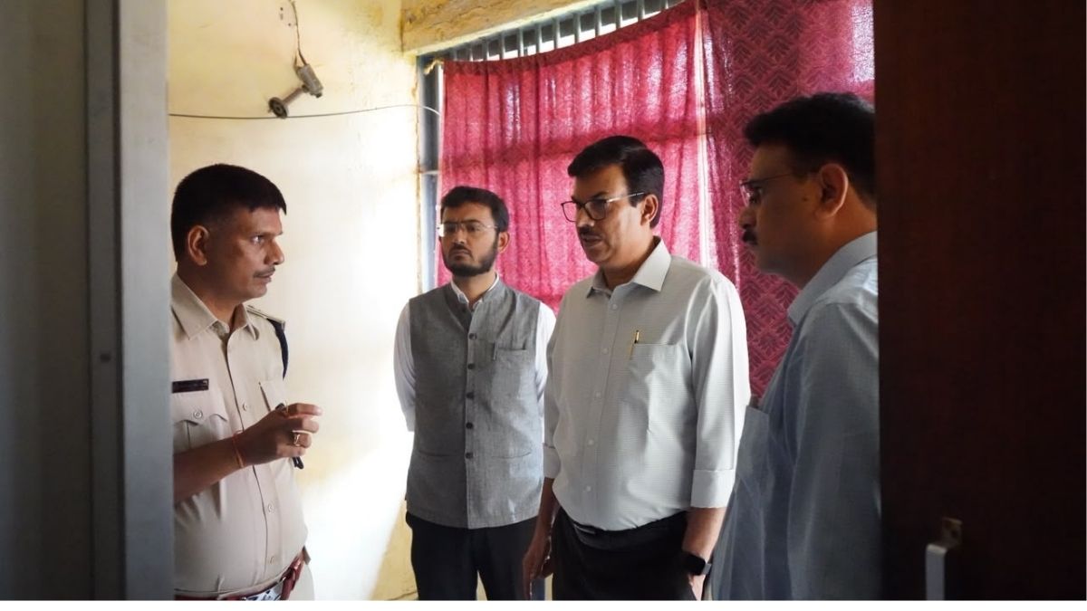 जिला दण्डाधिकारी सह उपायुक्त ने केंद्रीय कारा Ghaghidih साकची कारा एवं संप्रेक्षण गृह का किया निरीक्षण सुरक्षा एवं पुनर्वास व्यवस्था को लेकर दिए महत्वपूर्ण निर्देश