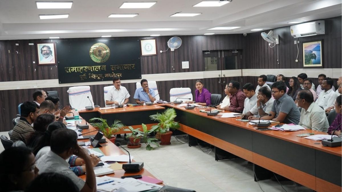 DM की अध्यक्षता में विकास योजनाओं की समीक्षा बैठक लंबित कार्यों को शीघ्र पूरा करने के निर्देश