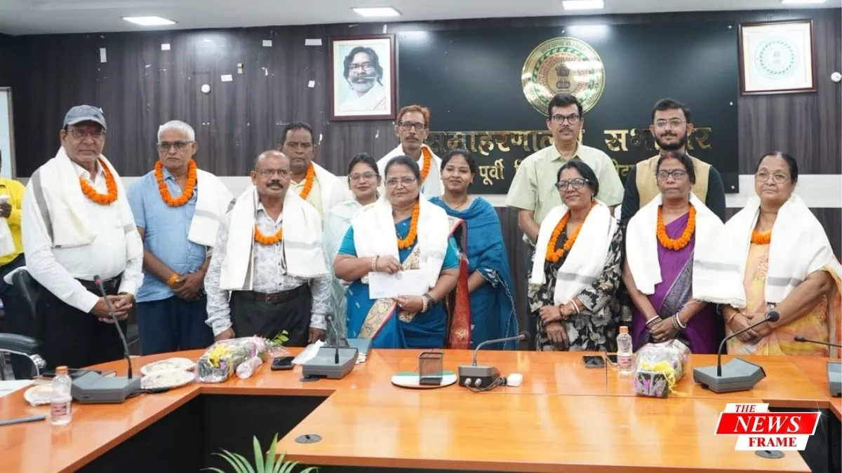 समाहरणालय में 9 सेवानिवृत्त शिक्षकों को दी गई भावभीनी विदाई, उपायुक्त बोले– शिक्षक कभी सेवानिवृत्त नहीं होते