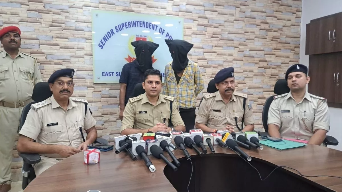 जमशेदपुर: साकची में चेन छिनतई का खुलासा, पुलिस ने दो शातिर अपराधियों को किया गिरफ्तार; लूटा गया चेन और बाइक बरामद