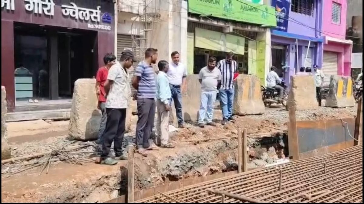 Sariya ओवरब्रिज निर्माण स्थल के पास सड़क धंसी आवागमन ठप बिरनी-बगोदर में वाहनों की लगी लंबी कतार