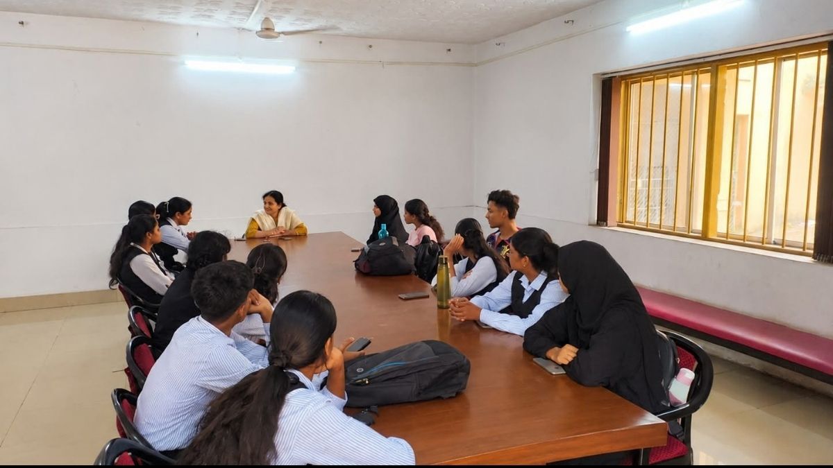 Karim City College में विमेंस राइट्स पर पैनल डिस्कशन संवैधानिक अधिकार और लैंगिक समानता पर हुई चर्चा