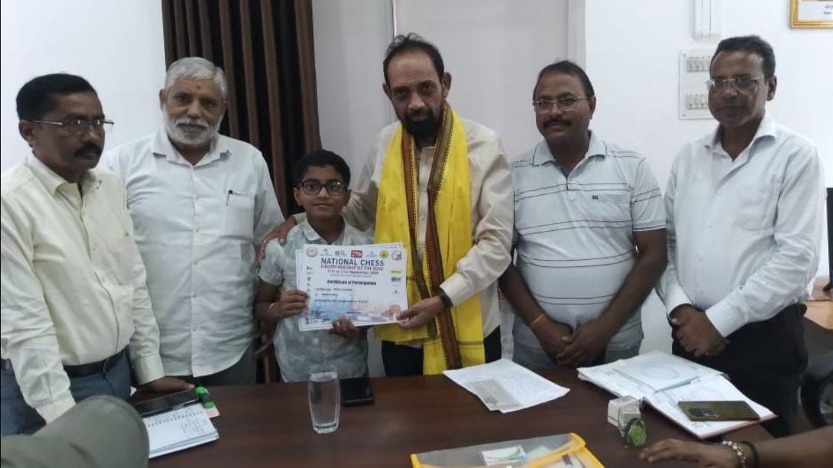 मुख-बधिर शतरंज खिलाड़ी Prateek Kumar को सांसद विद्युत वरण महतो ने किया सम्मानित बेहतर प्रशिक्षण दिलाने की पहल