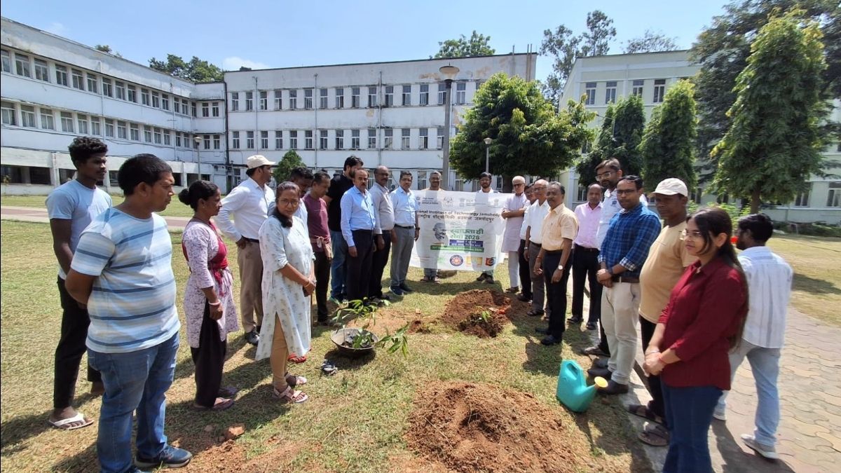 NIT Jamshedpur में एक पेड़ मां के नाम अभियान निदेशक प्रो. गौतम सूत्रधार ने किया पौधारोपण